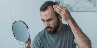 Erblich bedingter Haarausfall – Alles, was Sie dazu wissen müssen Haarausfall bei Männern und Frauen kann ganz unterschiedliche Ursachen haben. Bildquelle: canva