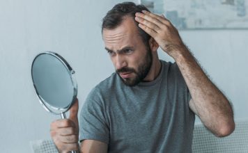 Erblich bedingter Haarausfall – Alles, was Sie dazu wissen müssen Haarausfall bei Männern und Frauen kann ganz unterschiedliche Ursachen haben. Bildquelle: canva