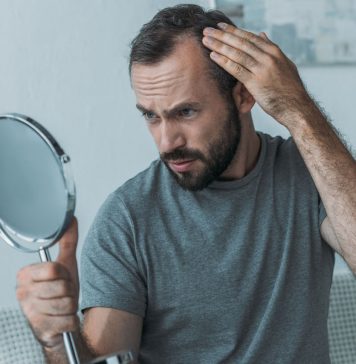 Erblich bedingter Haarausfall – Alles, was Sie dazu wissen müssen Haarausfall bei Männern und Frauen kann ganz unterschiedliche Ursachen haben. Bildquelle: canva