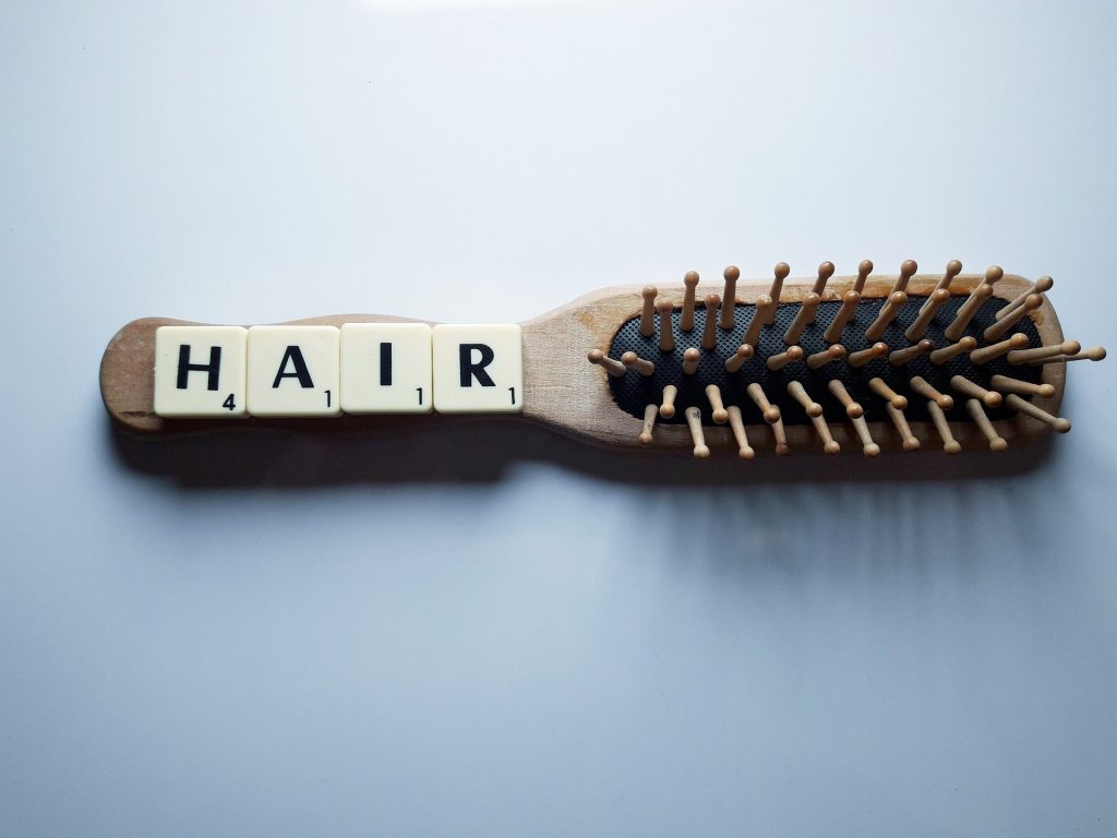 Beim täglichen Haare bürsten fällt uns meistens als erstes auf, ob wir besonders viele Haare verlieren. Bildquelle: © pixabay.com