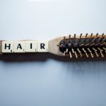 Beim täglichen Haare bürsten fällt uns meistens als erstes auf, ob wir besonders viele Haare verlieren. Bildquelle: © pixabay.com