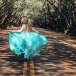 Weite, aber weibliche Schnitte und leuchtende Farben sind in diesem Jahr topaktuell. Bildquelle: © Raphael Lovaski / Unsplash.com