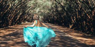 Modetipps für den Frühling Weite, aber weibliche Schnitte und leuchtende Farben sind in diesem Jahr topaktuell. Bildquelle: © Raphael Lovaski / Unsplash.com