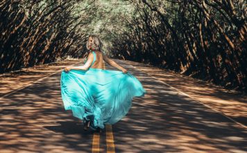 Modetipps für den Frühling Weite, aber weibliche Schnitte und leuchtende Farben sind in diesem Jahr topaktuell. Bildquelle: © Raphael Lovaski / Unsplash.com