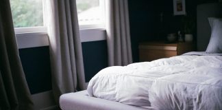 Worauf sollte bei einer Pflegematratze geachtet werden? Eine Pflegematratze hilft im täglichen Alltag einen Pflegenden zu versorgen. Bildquelle: © Ty Carlson / Unsplash.com