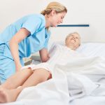 Für die Pflege zuhause werden geschultes Personal und entsprechende Hilfsmittel benötigt. Bildquelle: © Adobe Stock