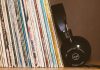 Die besten Tipps für die Vinyl-Reinigung Haben Sie auch noch Vinyl Schallplatten in ihrem regal stehen? Bildquelle: © Mark S. / Unsplash.com