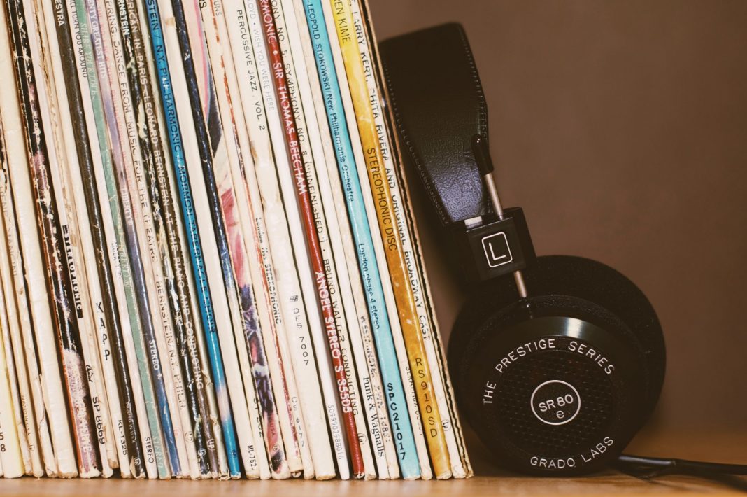 Haben Sie auch noch Vinyl Schallplatten in ihrem regal stehen? Bildquelle: © Mark S. / Unsplash.com