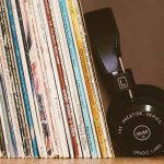 Haben Sie auch noch Vinyl Schallplatten in ihrem regal stehen? Bildquelle: © Mark S. / Unsplash.com