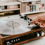 Damit wir möglichst lange Spaß an unseren Schallplatten haben lohnt es sich diese immer mal wieder richtig zu reinigen. Bildquelle: © Victrola Record Players / Unsplash.com