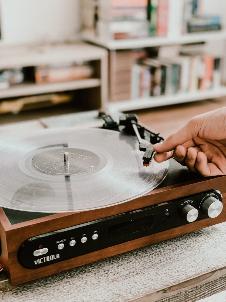 Damit wir möglichst lange Spaß an unseren Schallplatten haben lohnt es sich diese immer mal wieder richtig zu reinigen. Bildquelle: © Victrola Record Players / Unsplash.com