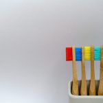 Die richtige Zahnbürste spielt eine entscheidende Rolle und sollte auch bei den Großeltern gut ausgewählt sein. Bildquelle: © Nick Fewings / Unsplash.com