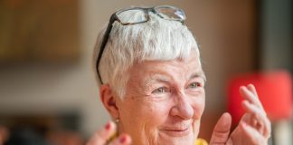 Am Digitaltag startet Facebook eine neue Videoreihe für Senioren Gemeinsam mit Facebook möchte Dagmar Hirche gern der Generation 59plus die digitale Welt näher bringen. Bildquelle: © Dagmar Hirche