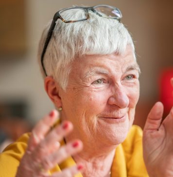 Am Digitaltag startet Facebook eine neue Videoreihe für Senioren Gemeinsam mit Facebook möchte Dagmar Hirche gern der Generation 59plus die digitale Welt näher bringen. Bildquelle: © Dagmar Hirche