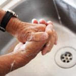 Ganz wichtig ist es die nach wie vor aktuellen Hygieneregeln wie regelmäßiges Händewaschen und das Einhalten des Mindestabstandes einzuhalten. Bildquelle: © Sean Horsburgh / Unsplash.com