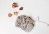 Die Erfolgsgeschichte der Strickmode Natürliche Materialien und dezente Farben sorgen für zeitlose Kleidungsstücke, die jederzeit durch tolle Accessoires aufgepeppt werden können. Bildquelle: © Rocknwool / Unsplash.com