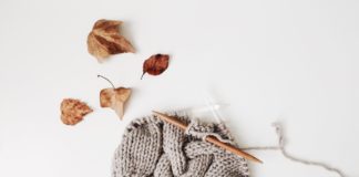 Die Erfolgsgeschichte der Strickmode Natürliche Materialien und dezente Farben sorgen für zeitlose Kleidungsstücke, die jederzeit durch tolle Accessoires aufgepeppt werden können. Bildquelle: © Rocknwool / Unsplash.com