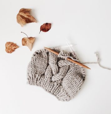Die Erfolgsgeschichte der Strickmode Natürliche Materialien und dezente Farben sorgen für zeitlose Kleidungsstücke, die jederzeit durch tolle Accessoires aufgepeppt werden können. Bildquelle: © Rocknwool / Unsplash.com