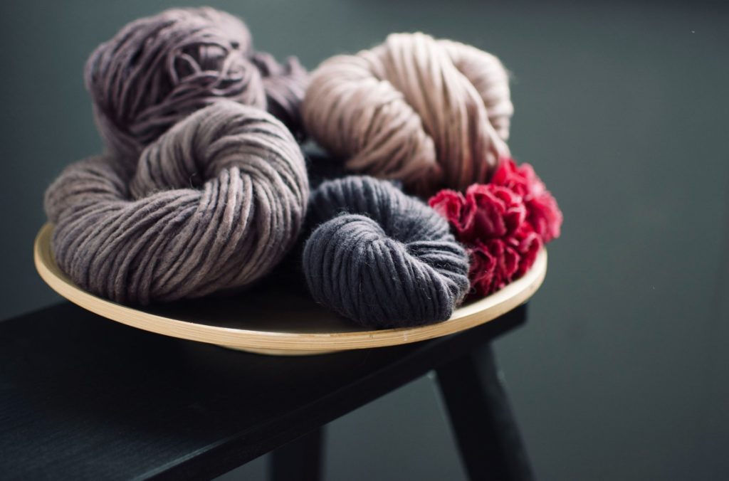 Hochwertige Wolle macht es möglich Strickmode selbst in Handarbeit herzustellen. Bildquelle: © Soraya Garcia / Unsplash.com