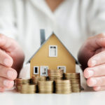Sorgenfrei in Rente gehen und das Leben genießen. Neben dem normalen Immobilienverkauf, gibt es noch andere Möglichkeiten, z. B. bei denen das Haus weiter genutzt werden kann. Bildquelle: © Shutterstock.com