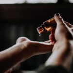 In der Apotheke bekommen Sie rezeptfreie und natürliche Schmerzmittel, die die Beschwerden ein wenig lindern können. Bildquelle: © Christin Hume / Unsplash.com