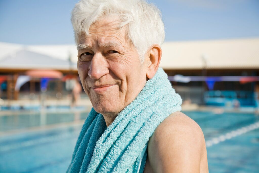 Gönnen Sie sich früh morgens oder am am Abend einen Gang ins Freibad oder einen nahe gelegenen Badesee und ziehen Sie ein paar Bahnen, um dann gut runter gekühlt in den Tag oder Abend zu starten. Bildquelle: © Getty Images / Unsplash.com