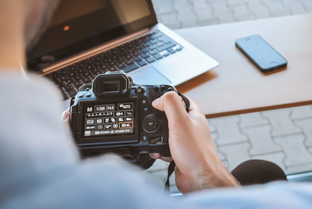 Alte Fotos lassen sich mit einfachsten Programmen mit dem Computer zuhause digitalisieren. Bildquelle: © Jeshoots Com / Unsplash.com