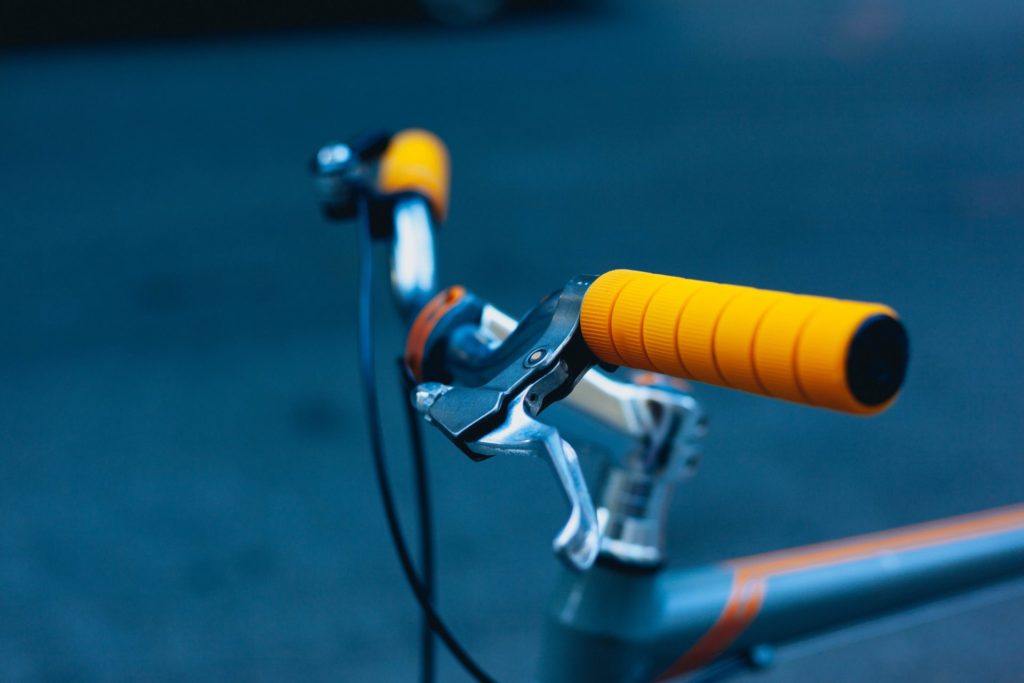 Eine gute und solide Ausstattung sollte Ihr Fahrrad in jedem Fall haben. So wie z. B. eine Hand- und eine Rücktrittbremse. Bildquelle: © Dan Gold / Unsplash.com