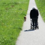 Gesellschaftlich leider immer noch nicht vollständig anerkannt, ist der Rollator ein Stück Freiheit für diejenigen, deren Mobilität bereits eingeschränkt ist. Bildquelle: © Pixabay.com