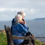 Gemeinsame Unternehmungen und Ausflüge sind mit einem Rollator kein Hexenwerk. Wenn es dann auch noch ein äußerst flexibles Modell ist, lässt es sich leicht z. B. im Auto verstauen. Bildquelle: © Simon Godfrey / Unsplash.com