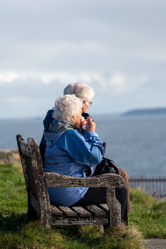 Gemeinsame Unternehmungen und Ausflüge sind mit einem Rollator kein Hexenwerk. Wenn es dann auch noch ein äußerst flexibles Modell ist, lässt es sich leicht z. B. im Auto verstauen. Bildquelle: © Simon Godfrey / Unsplash.com