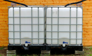 IBC-Container sind die optimale Lösung zum Sammeln von Regenwasser im eigenen Garten. Bildquelle: © rekubik.de