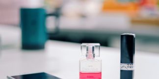 Kosmetikversand: Warum immer mehr Frauen Kosmetik online bestellen Gehören Sie auch schon zu den Kundinnen, die ihre Pflegeprodukte online bestellen? Bildquelle: © Raychan Ar / Unsplash.com