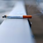 Vor allem die Generation 59plus hat noch gern und viel geraucht. Die E-Zigarette könnte hier ein gute Alternative sein dem Nikotin adieu zu sagen. Bildquelle: © Andres Siimon / Unsplash.com