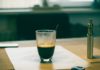 Nikotin adieu: Mit der E-Zigarette dem Tabak entsagen! Den Kaffee kann man auch mit einer E-Cigarette ganz wunderbar genießen. Bildquelle: © Echo Grid / Unsplash.com