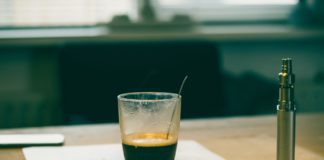 Nikotin adieu: Mit der E-Zigarette dem Tabak entsagen! Den Kaffee kann man auch mit einer E-Cigarette ganz wunderbar genießen. Bildquelle: © Echo Grid / Unsplash.com