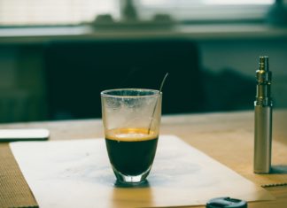 Nikotin adieu: Mit der E-Zigarette dem Tabak entsagen! Den Kaffee kann man auch mit einer E-Cigarette ganz wunderbar genießen. Bildquelle: © Echo Grid / Unsplash.com
