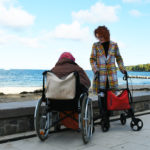 Ob am Rollstuhl oder am Rollator – es gibt tolle und vor allem farbenfrohe Accessoires, die uns das Leben mit dem Hilfsmittel bunter und fröhlicher machen. Bildquelle: © rollial accessoires