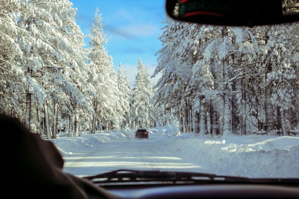 Nicht selten erfolgt die Anreise mit dem eigenen Auto. Natürlich sollte dieses mindestens mit Winterrreifen aufgestattet sein. BIldquelle: © Ross van der Wal / Unsplash.com