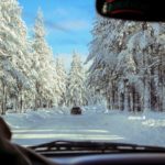 Nicht selten erfolgt die Anreise mit dem eigenen Auto. Natürlich sollte dieses mindestens mit Winterrreifen aufgestattet sein. BIldquelle: © Ross van der Wal / Unsplash.com