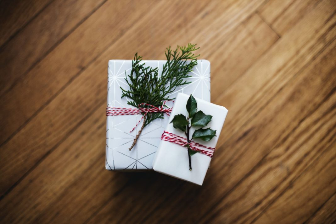 Kleine Geschenke zwischendurch erheitern die Freundschaft und die Partnerschaft. Bildquelle: © Kari Shea / Unsplash.com