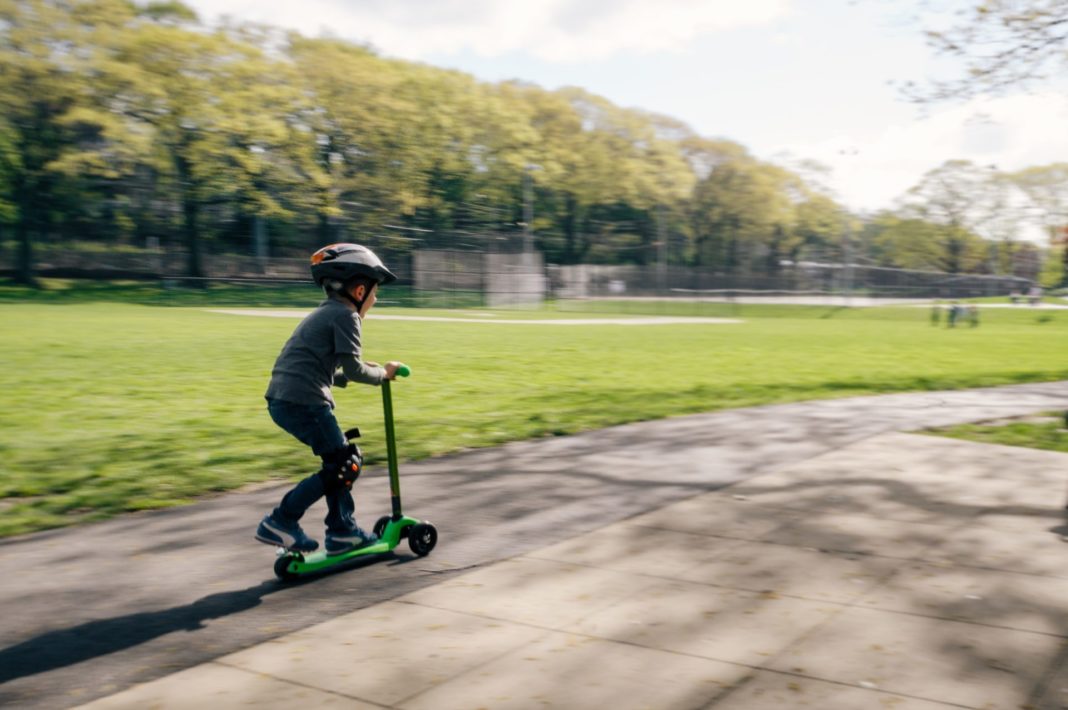 Der Roller erlebt einen völlig neuen Boom und ist auch bei den Kleinsten unter uns sehr gefragt. Bildquelle: © Kelly Sikkema / Unsplash.com