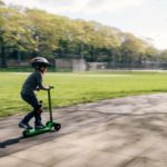 Der Roller erlebt einen völlig neuen Boom und ist auch bei den Kleinsten unter uns sehr gefragt. Bildquelle: © Kelly Sikkema / Unsplash.com