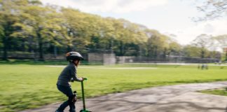 Kinderroller ab 3 Jahren: Ein Geschenk, das lange Freude macht Der Roller erlebt einen völlig neuen Boom und ist auch bei den Kleinsten unter uns sehr gefragt. Bildquelle: © Kelly Sikkema / Unsplash.com