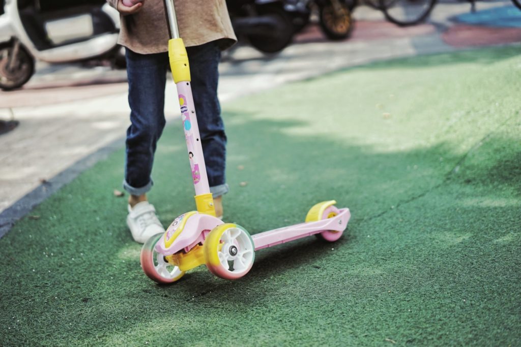 Nicht nur die Optik, sondern auch die Funktionalität von einem Roller für Kinder ist sehr wichtig. Bildquelle: © Pan Xiaozhen / Unsplash.com