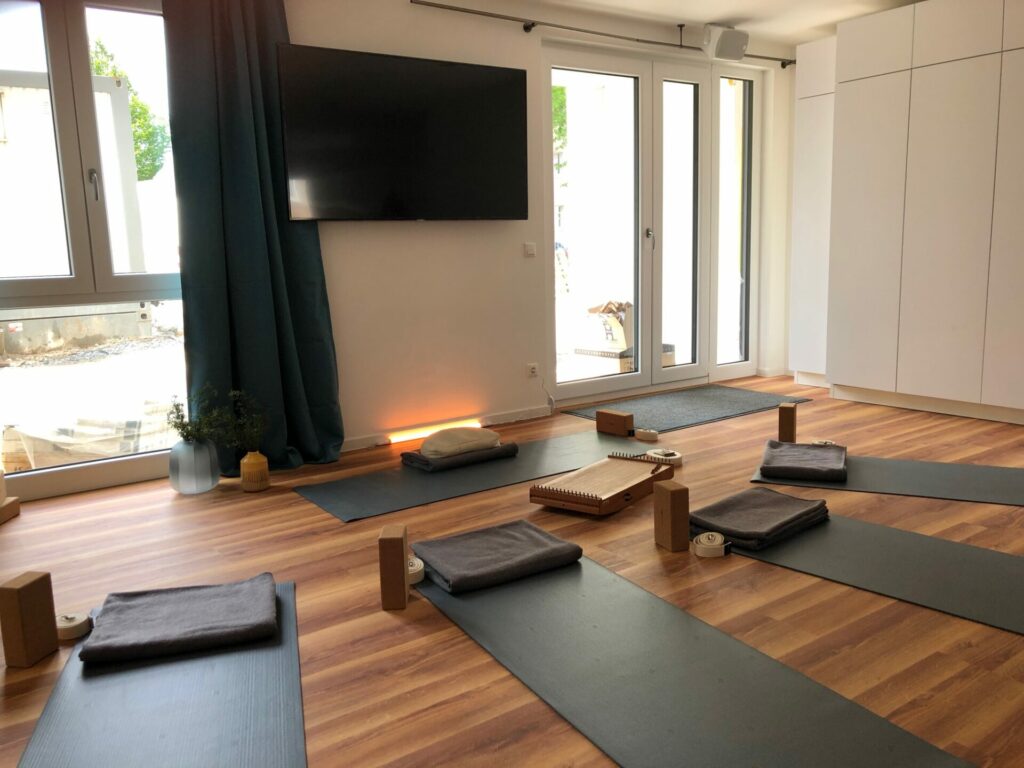 Der im Wohnkomplex eingerichtete Yoga- und Fitnessraum lädt zu gemeinsamen sportlichen Veranstaltungen ein. Bildquelle: © Vivienda