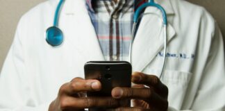Digitalisierung im Gesundheitswesen In der Zukunft wird die Onlinesprechstunde via Smartphone, Tablet oder Computer keine Seltenheit mehr sein. Bildquelle: © National Cancer Institute / Unsplash.com