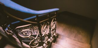 Treppenlift im Eigenheim einbauen- Tipps für die Planung Oft unterschätzt, jedoch eine riesige Erleichterung - der Treppenlift. Mit der richtigen Planung passt er nahezu in jedes Treppenhaus. Bildquelle: © Glauco / Zuccaccia / Unsplash.com