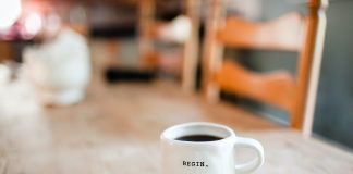 Zeitgemäß wohnen im Altenheim Es ist an der Zeit umzudenken und auch ein Altenheim modern und freundlich zu gestalten. Bildquelle: © Danielle Macinnes / Unsplash.com