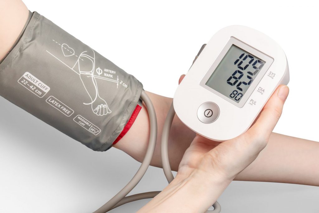 Ein Blutdruckmessgerät ermöglicht es uns auf eine einfache Weise selbst Vorsorge zu betreiben. Bildquelle: © Mockup Graphics / Unsplash.com